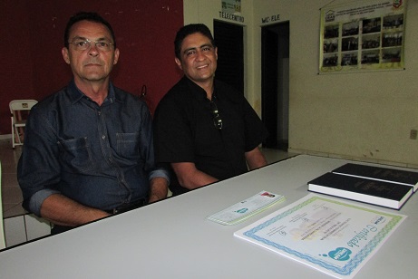 Prefeitura e DREAM certificando aluno do curso máquinas pesadas