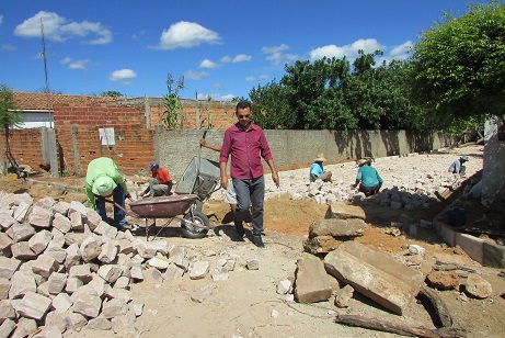 Com recursos próprios Ananias André realiza calçamento