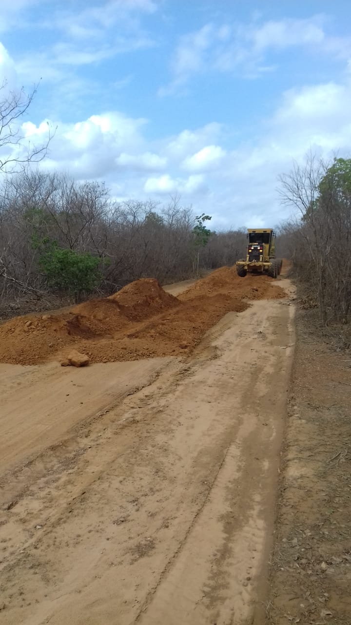 Prefeitura recupera estradas nas zona rural