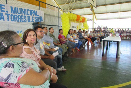 Escolas Municipais lotam quadra coberta para manifestação de 18 de maio