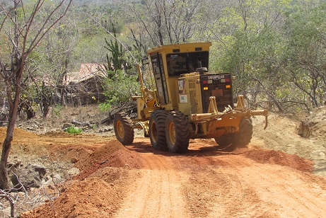 Prefeitura Municipal recupera estrada que dar acesso a localidade Maniçoba